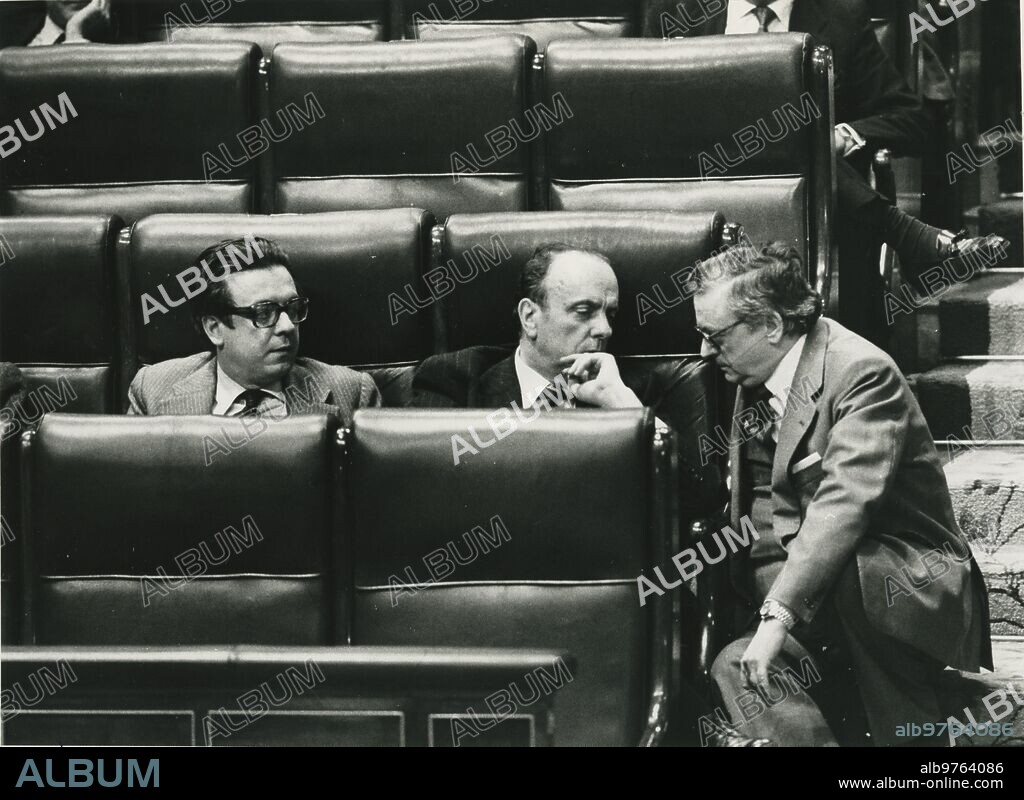 Madrid, 28/2/1985.- José María Ruiz Gallardón habla con Manuel Fraga Iribarne y Herrero de Miñón en el Congeso de los Diputados.