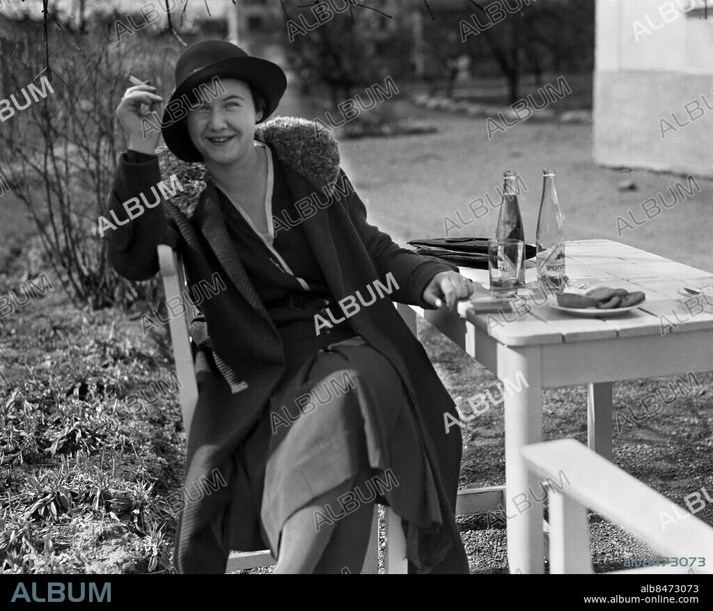 ARKIV 1931 . Barbro Alving, signaturen Bang (1909-1987), reporter på Dagens Nyheter och Vecko-Journalen. Bang var den första svenska journalisten som rapporterade från Spanska inbördeskriget. Uppdragen skickade henne världen runt till Olympiska spel, krigsskådeplatser och andra stora händelser och evenemang. Hennes journalistik präglades av humor och humanism. Hon blev tidigt pacifist och konverterade senare i livet till katolska kyrkan.. Kåserade både i radio och i tidningar under signaturen "Käringen mot strömmen".. Barbro Alving, legendary Swedish news reporter.. Foto: TT / Kod 1900.