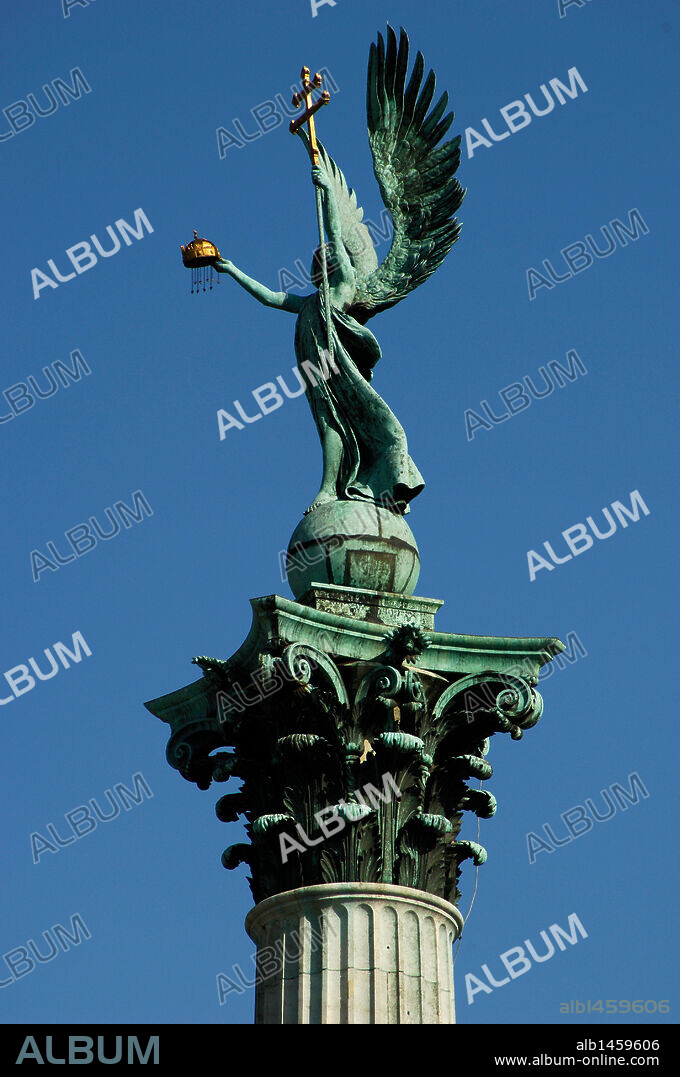 HUNGRIA. BUDAPEST. MONUMENTO DEL MILENIO con estatuas de los líderes de las siete tribus magiares que fundaron Hungría en el siglo IX y otras personalidades de la historia húngara. Su construcción se inició cuando se celebraron los mil años del país (en 1896) y no se finalizó hasta 1929. Detalle.