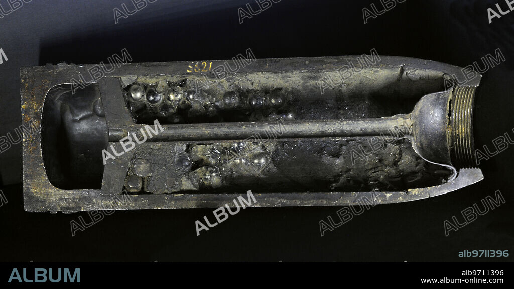 Primera Guerra Mundial (1914-1918). Sección transversal de una granada de metralla. Alemania. Museo de la Guerra de Letonia. Riga.