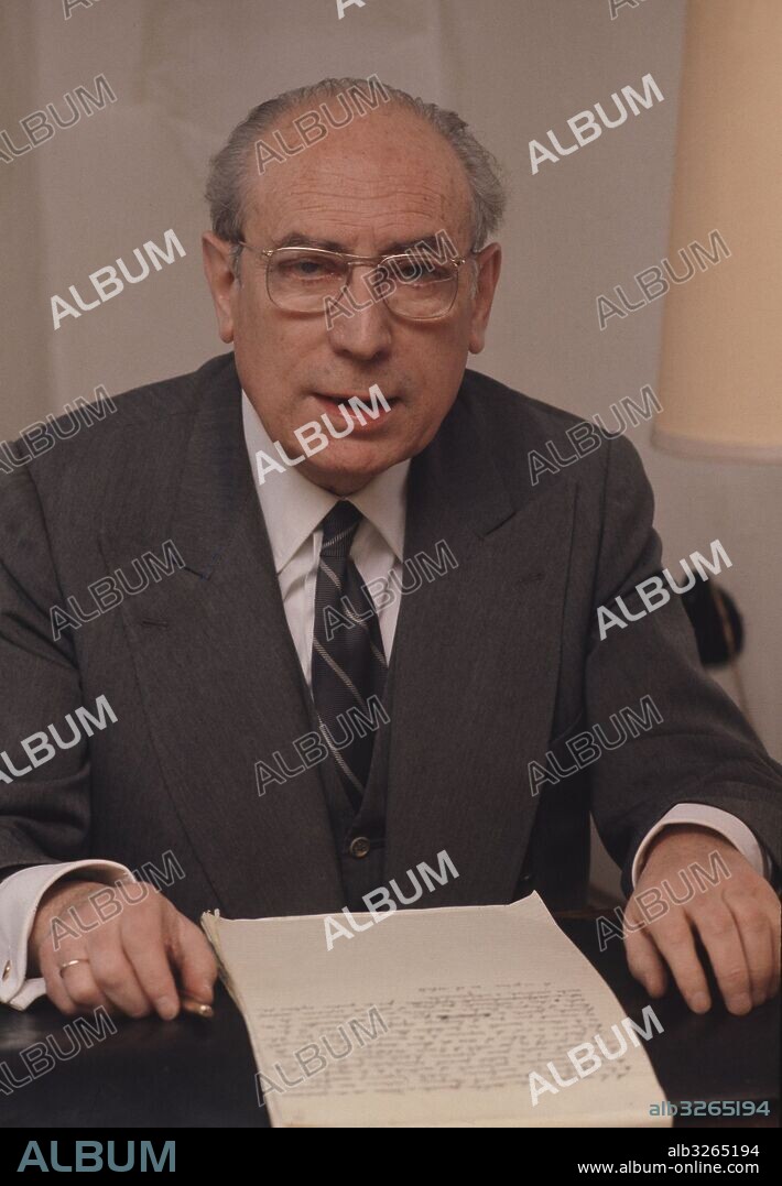 TIERNO GALVAN , ENRIQUE. POLOITICO ESPAÑOL . MADRID 1918 - 1986 . ALCALDE DE MADRID. FOTO AÑO 1983.