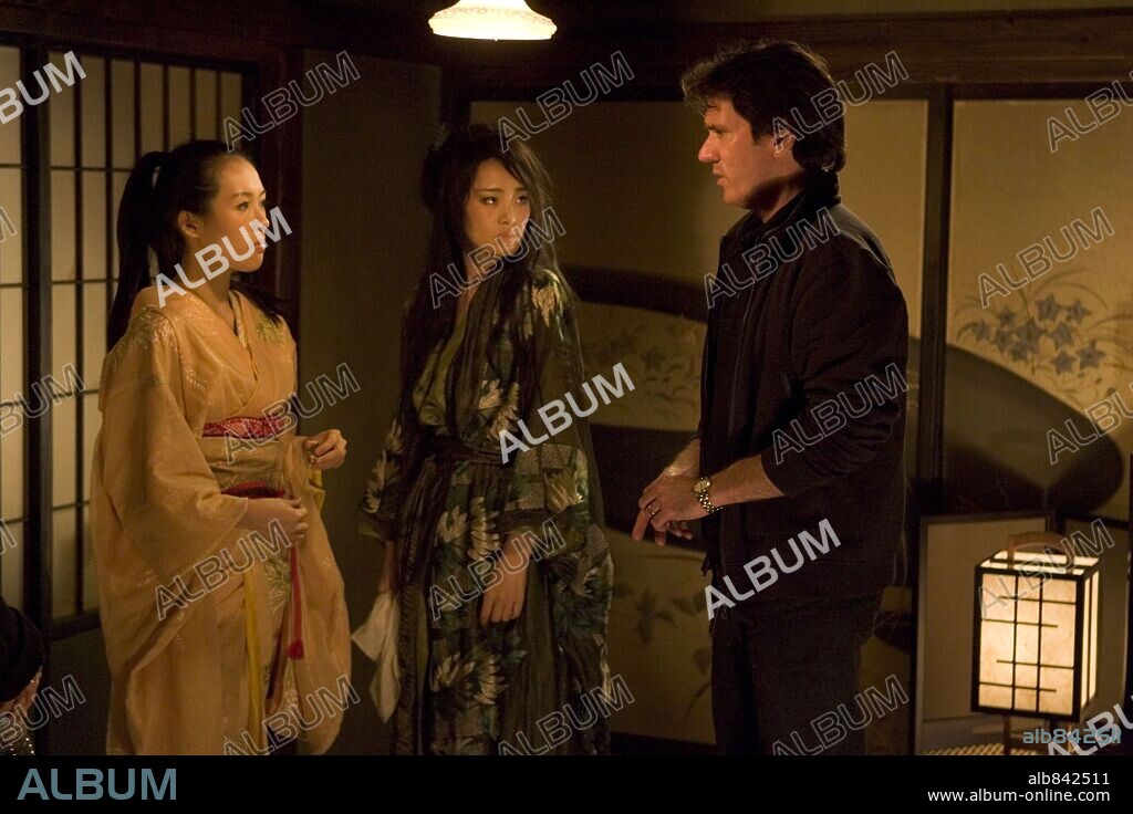 LI GONG, ROB MARSHALL and ZIYI ZHANG in MEMOIRS OF A GEISHA, 2005, directed by ROB MARSHALL. Copyright COLUMBIA PICTURES / JAMES, DAVID.