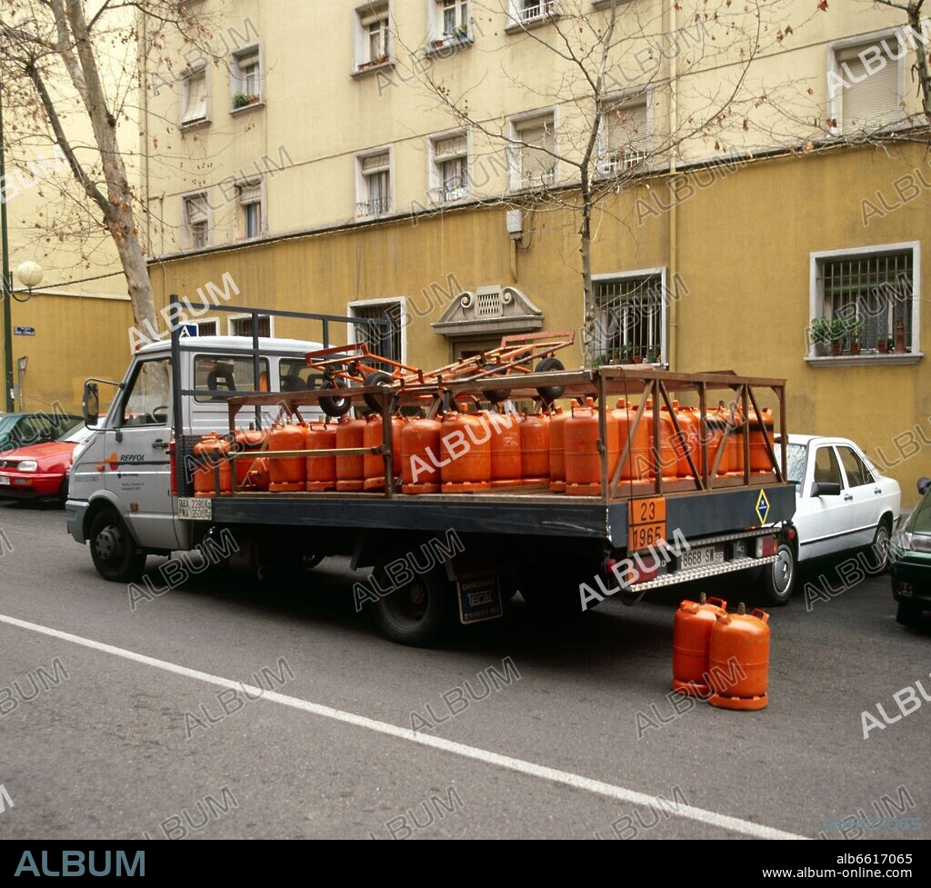 CAMION REPARTIDOR DE BOMBONAS DE BUTANO.