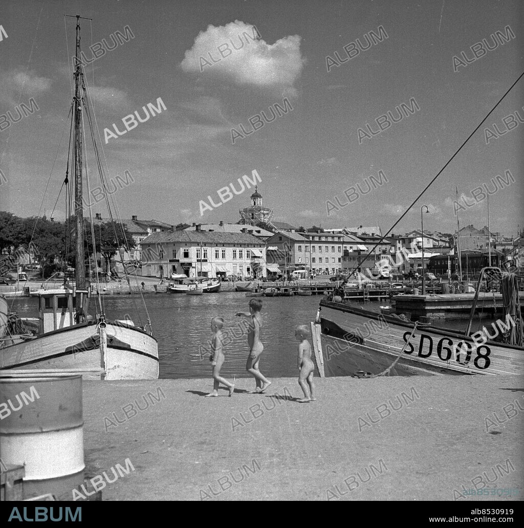 Bohuslän - Strömstad omkring 1965 - Sommar - Barn - fiskebåtar - *** Local Caption *** Låda Scandiwall - . KAMERAREPORTAGE.