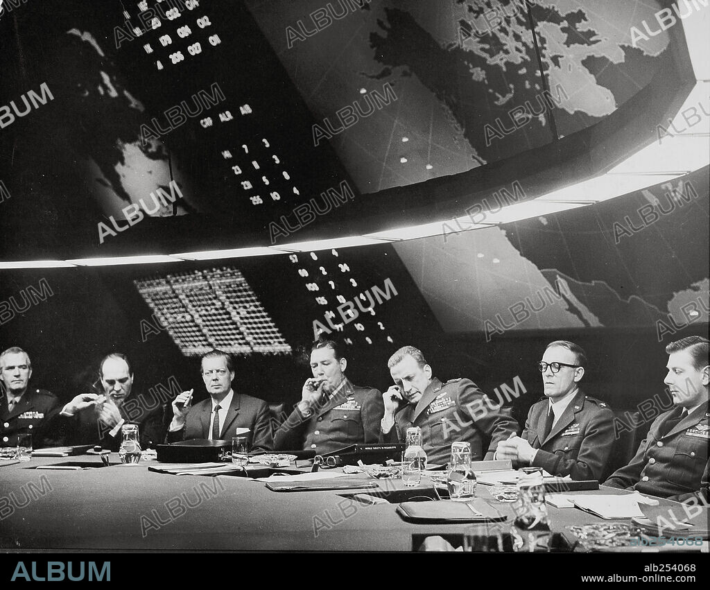 GEORGE C. SCOTT en TELEFONO ROJO, VOLAMOS HACIA MOSCU, 1964 (DR. STRANGELOVE OR: HOW I LEARNED TO STOP WORRYING AND LOVE THE BOMB), dirigida por STANLEY KUBRICK. Copyright HAWK FILMS PROD/COLUMBIA.