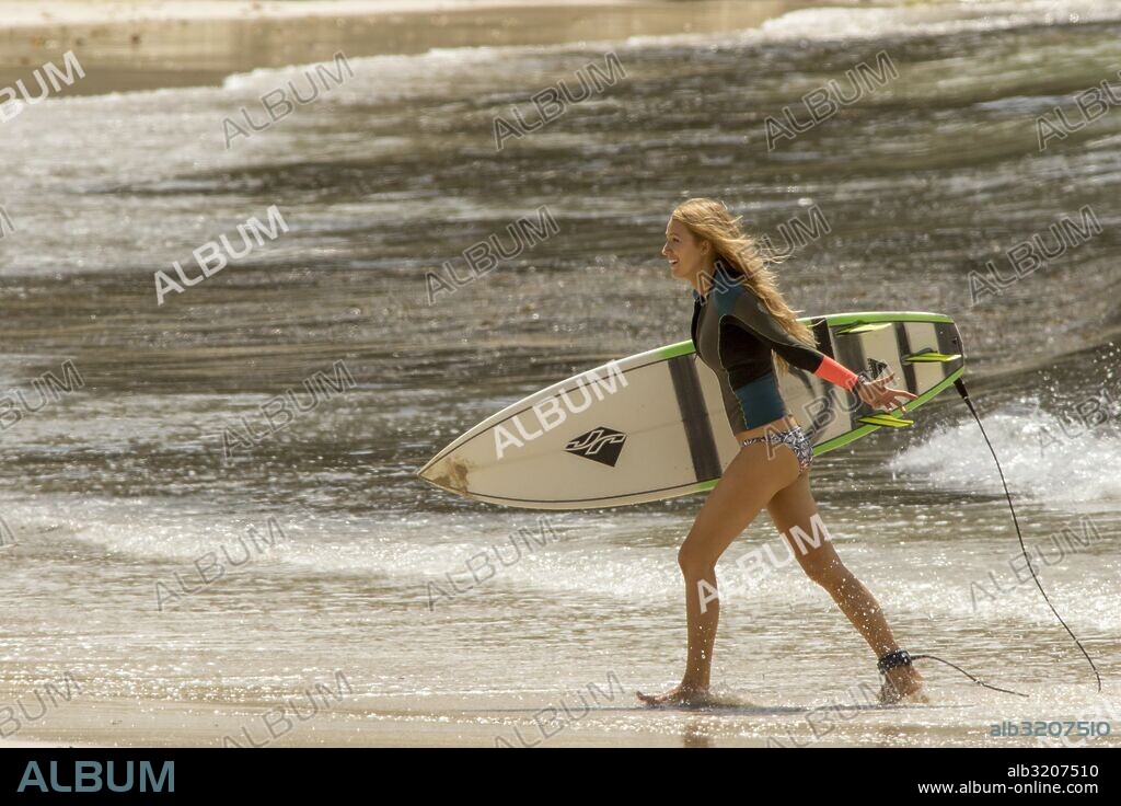 BLAKE LIVELY en INFIERNO AZUL, 2016 (THE SHALLOWS), dirigida por JAUME COLLET-SERRA. Copyright COLUMBIA PICTURES/OMBRA FILMS/WEIMARANER REPUBLIC PICTURES.