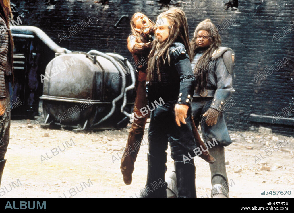 JOHN TRAVOLTA dans BATTLEFIELD EARTH: A SAGA OF THE YEAR 3000, 2000, réalisé par ROGER CHRISTIAN. Copyright WARNER BROS.