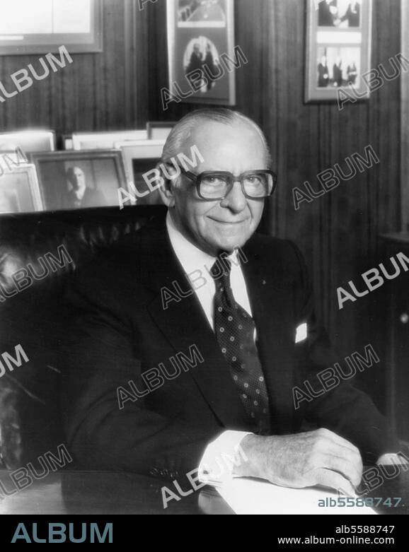 Hammer, Armand US Americ. industrialist and art collector of Bulgarian descent. 21.5.1898 New York - 10.12.1990 Los Angeles. Armand Hammer at writing desk. Photo, 1980.