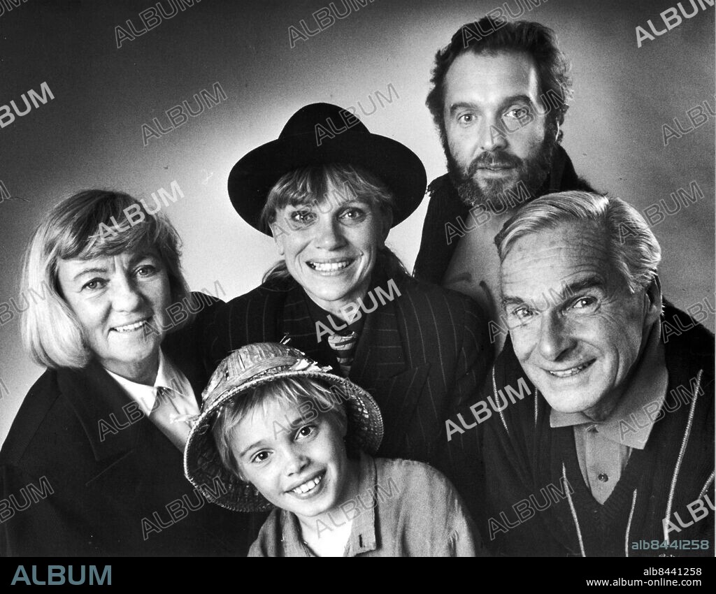 Göteborg 1989-09-16. Herman Putte Ahlsell - hövding i en stor teaterklan som består av 12 medlemmar - varav fem ses på bilden: från vänster Britt, Tobias, Guje, Puck och Herman *** Local Caption *** GP Foto: Peter Claesson. KAMERAREPORTAGE.