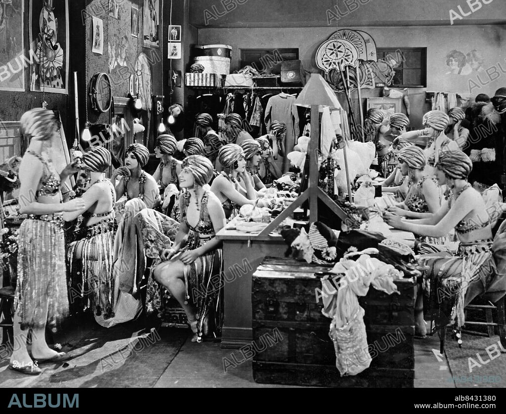 ARKIV USA 19260819. En grupp kvinnliga artister i sminklogen i filmen "The Devil's Circus", "Djävulens cirkus", i regi av Benjamin Christensen, med bland andra Norma Shearer i rollerna. Foto: Wide World Photos / SVT / Kod: 5600 AB Text & Bilder Engelsk originalbildtext Mapp: Spritförbudet i USA 1920-33 Förbudstiden Scenkläder Loger sites: USABilden får endast användas i programpresenterande sammanhang. Fotografens namn, Sveriges Television samt programmets titel skall alltid anges.