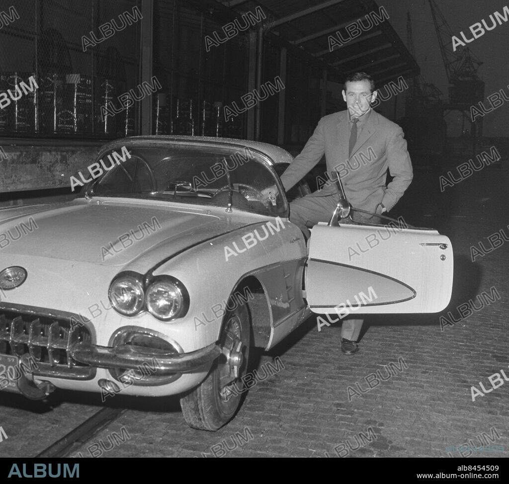 Göteborg 1959-11-29 - Boxaren Ingemar Johansson (här är han världsmästare) med sin fina Chevrolet Camaro Sting Ray. Bilden tagen i Göteborgs Hamn *** Local Caption *** GT. KAMERAREPORTAGE.