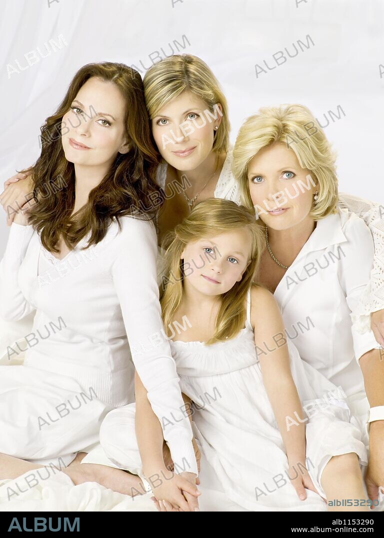 BRIDGET ANN WHITE, ELLERY SPRAYBERRY, LESLEY ANN WARREN y MEREDITH BAXTER en BOUND BY A SECRET-TV, 2009, dirigida por DAVID S. CASS SR.. Copyright LARRY LEVINSON PRODUCTIONS.