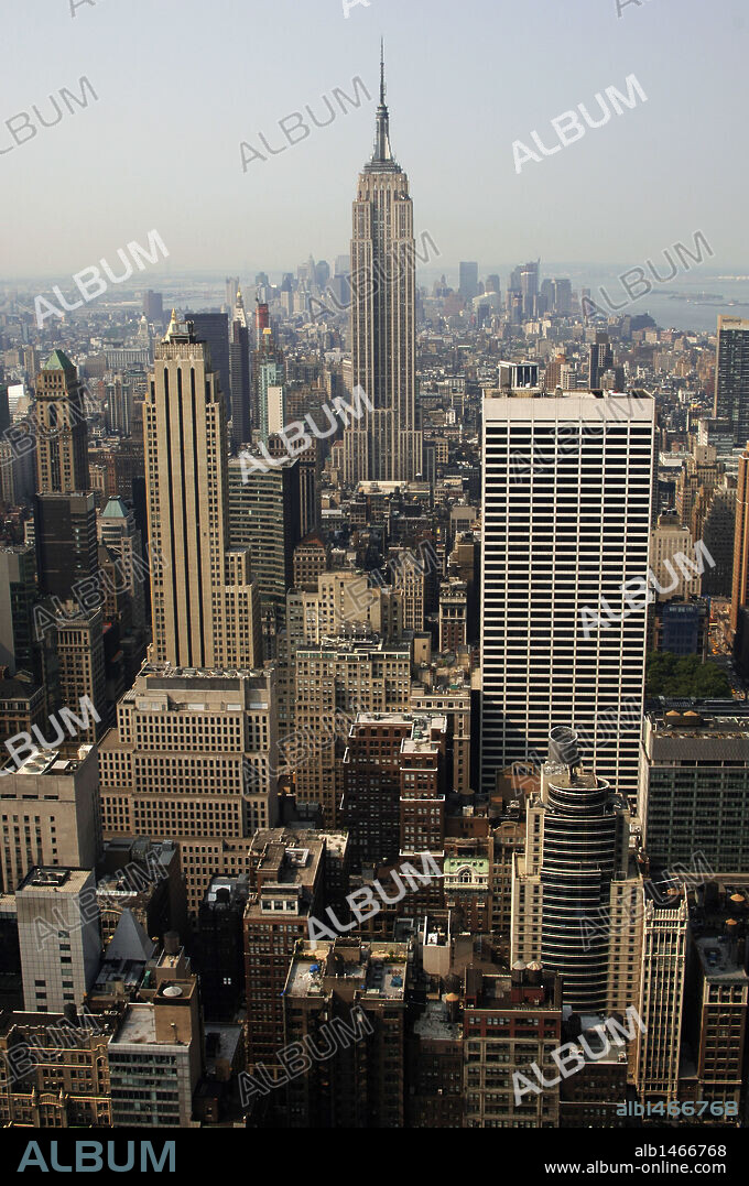 ESTADOS UNIDOS. NUEVA YORK. Panorámica de la ciudad en la que destaca el edificio del EMPIRE STATE (1930-1931), construído por William LAMB. MANHATTAN.