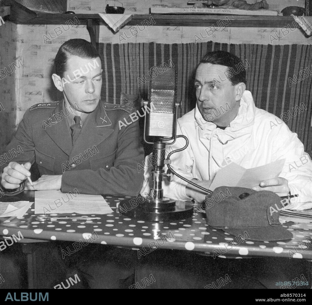 1941.. Not. Fältstudio någostans i Jämtland Press???chef kapten Nils Julihn Wad gör dagens högkvarterets dagskommunike Anm. Reportrar Militärer Publ. i Etermediernas bok Spegla, granska, tolka sid.53 CD159 persons: Carl-Åke Wadsten sites: SVERIGE ;JÄMTLAND.