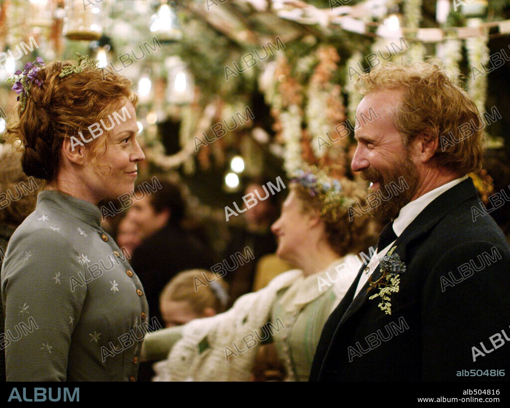 SIGOURNEY WEAVER and WILLIAM HURT in THE VILLAGE, 2004, directed by M. NIGHT SHYAMALAN. Copyright TOUCHSTONE PICTURES / MASI, FRANK.