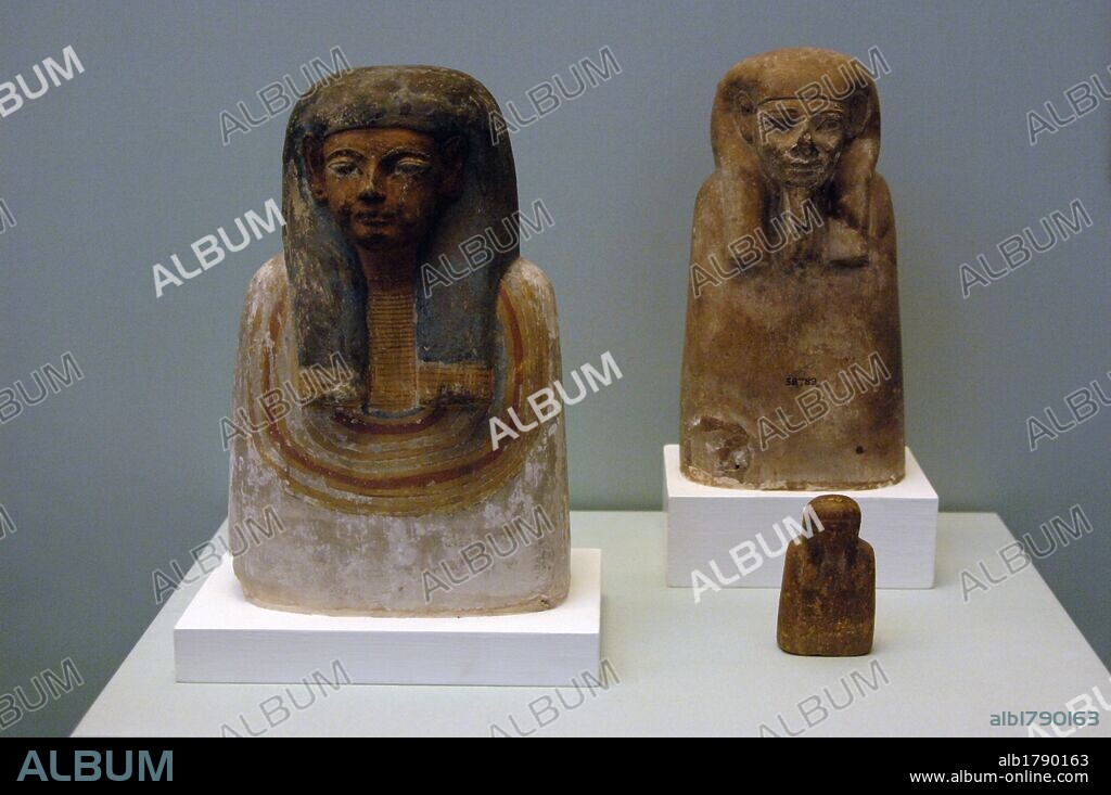 ARTE EGIPCIO. IMPERIO NUEVO. DINASTIAS XIX o XX. BUSTOS DE ANTEPASADOS. En primer termino, busto de piedra caliza policromada, probablemente procedente de tebas. En segundo plano, busto de piedra caliza de procedencia desconocida. Ambos fechados entre los años 1295-1070 a. C. A la de recha, y el mas pequeño, busto de madera fechado entre los años 1550-1070 a. C., tambien de procedencia desconocida. Museo Británico. Londres. Inglaterra. Reino Unido.