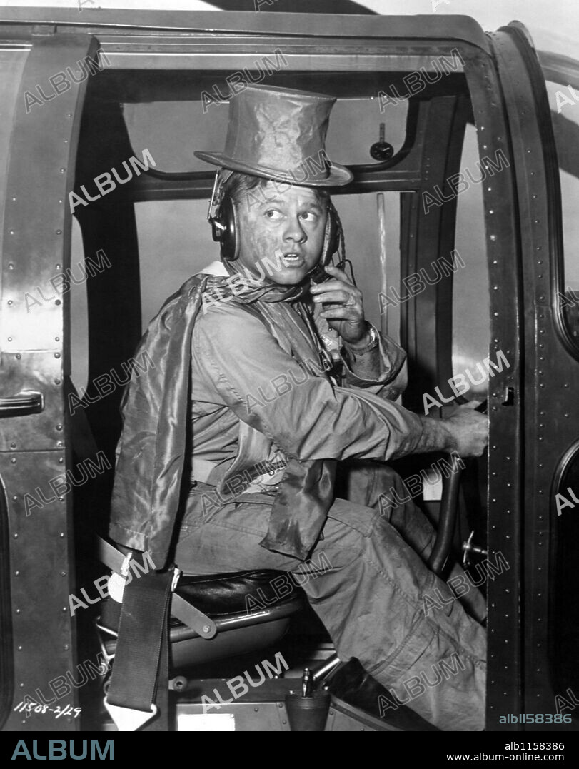 MICKEY ROONEY en LOS PUENTES DE TOKO-RI, 1954 (THE BRIDGES AT TOKO-RI), dirigida por MARK ROBSON. Copyright PARAMOUNT PICTURES.