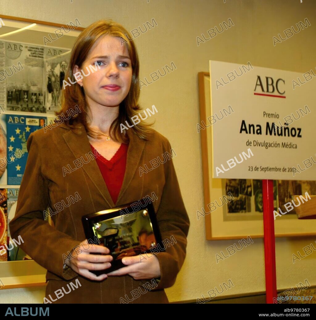 Madrid, 23-9-02. -premio Ana Muñoz de periodismo Concedido A la periodista del diario médico María Poveda Lloret-. Foto Ernesto Agudo.
