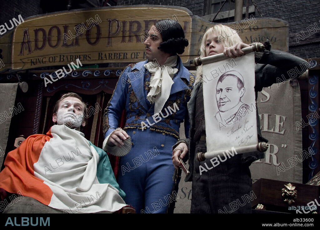 ED SANDERS y SACHA BARON COHEN en SWEENEY TODD, EL BARBERO DIABOLICO DE LA CALLE FLEET, 2007 (SWEENEY TODD: THE SWEENEY TODD: DEMON BARBER OF FLEET STREET), dirigida por TIM BURTON. Copyright DREAMWORKS SKG/MACDONALD/PARKES PROD./WARNER BROS. PICTURES/ GALLO, LEAH.