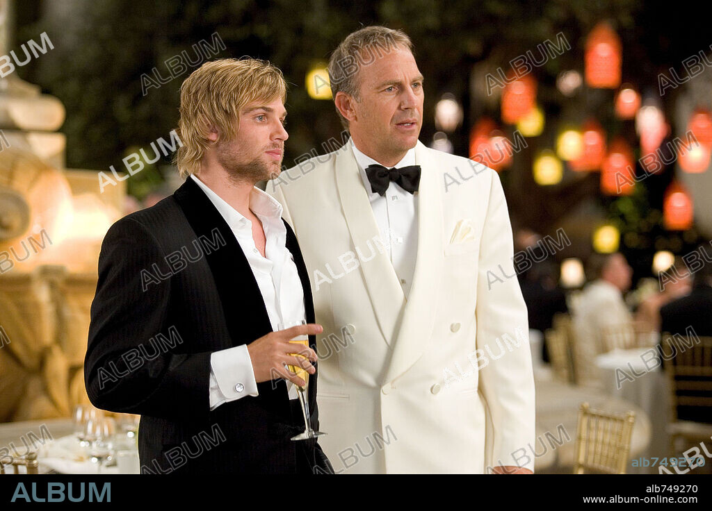 KEVIN COSTNER and MIKE VOGEL in RUMOR HAS IT, 2005, directed by ROB REINER. Copyright WARNER BROS. / MOSELEY, MELISSA.