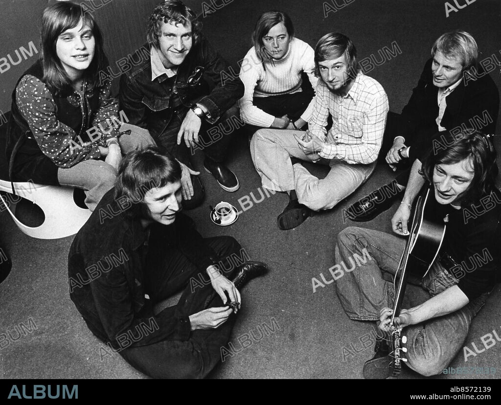 GÖTEBORG 1972-11-29.. Nationalteatern. Fr v Peter Wahlqvist, Eva af Geijerstam, Hasse Linder, Barbro Hård af Segerstad, Erik Fichtelius, Björn Bondesson, Pale Olofsson (med gitarren). *** Local Caption *** GT Foto: Christer Morát / Kamerareportage / TT / Kod: 2524.