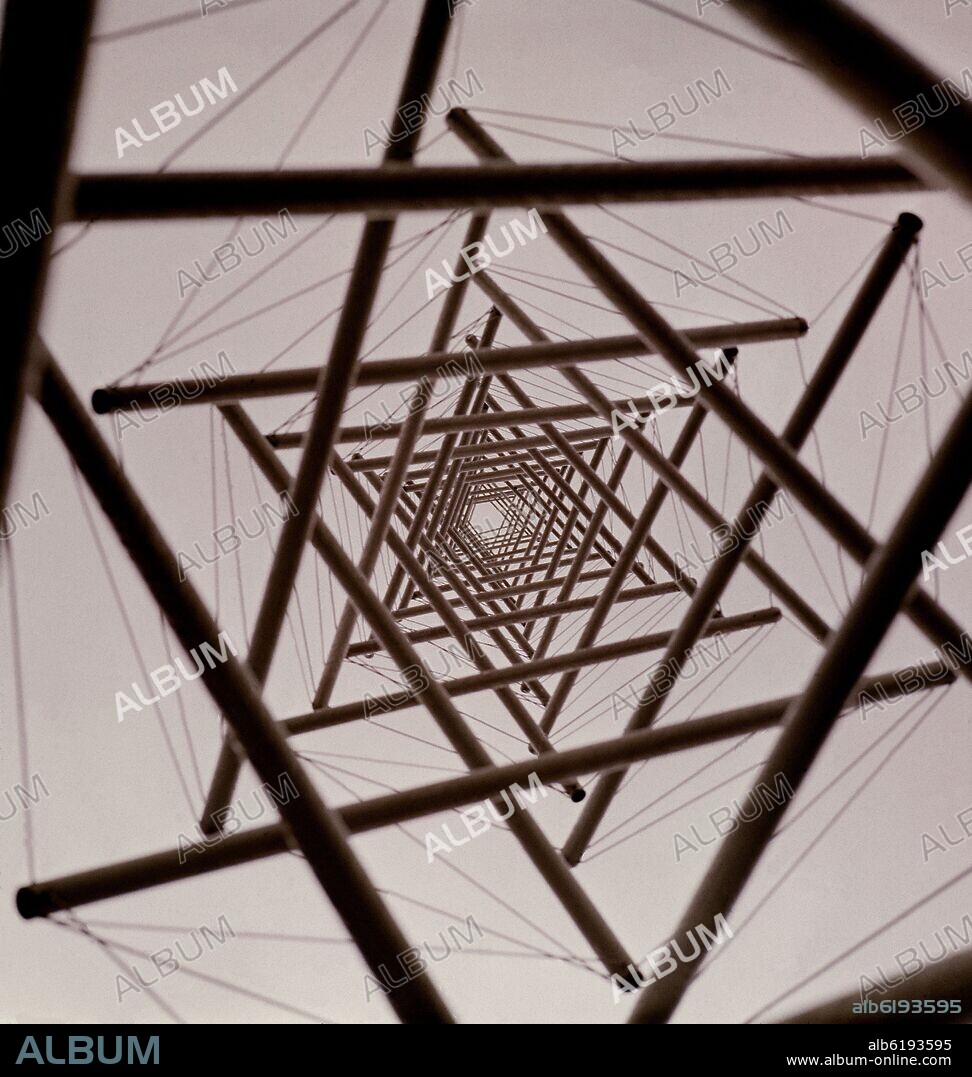 KENNETH SNELSON. ESCULTURA.
