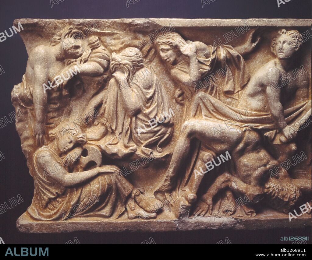 Sarcófago de Husillos, detalle.. Realizado en un taller de Roma e importado a Hispania, muestra escenas de la leyenda de Orestes. Mármol. S. II d. C. Altura: 57 cm. Longitud: 204 cm. Anchura: 66 cm.