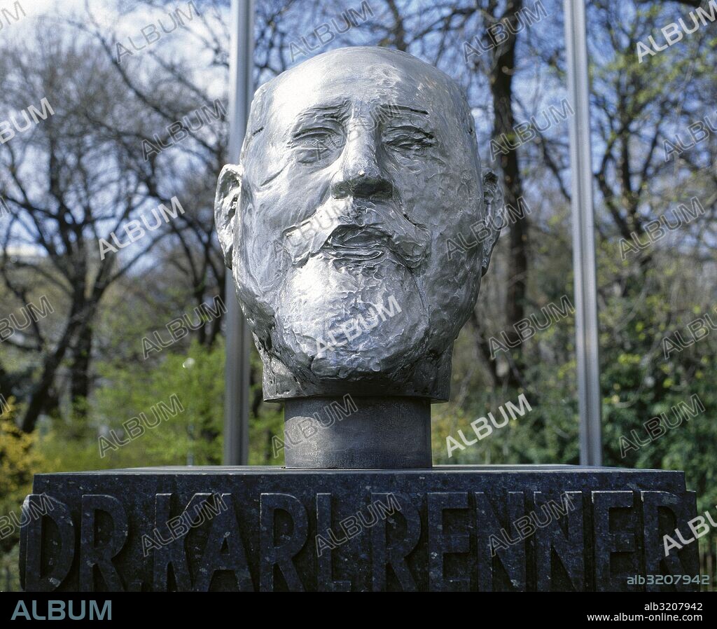 Renner, Karl (1870-1950). Político socialdemócrata austríaco. Primer Presidente de la República Austríaca (1945-1950). Monumento erigido junto al edificio del Parlamento. Obra de Alfred Hrdlicka (1928-2009) y Josef Krawina (n.1928). Viena. Austria.