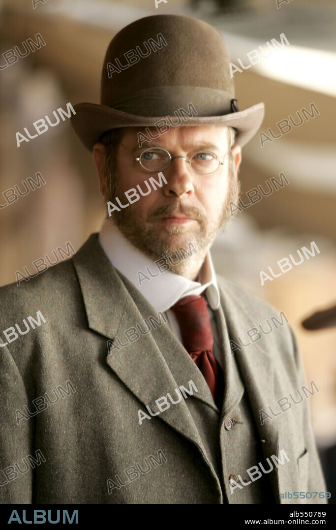 STEPHEN TOBOLOWSKY en DEADWOOD, 2004, dirigida por ALAN TAYLOR, DAVIS GUGGENHEIM, EDWARD BIANCHI, MICHAEL ALMEREYDA y WALTER HILL. Copyright HBO / HYUN, DOUG.