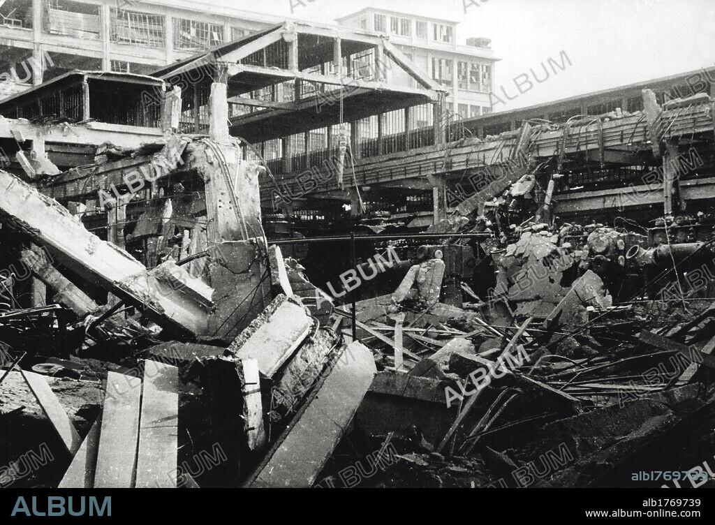 Second World War bombing. Ruins of a FIAT warehouse after the Allied Forces bombing. Turin, August 1943.