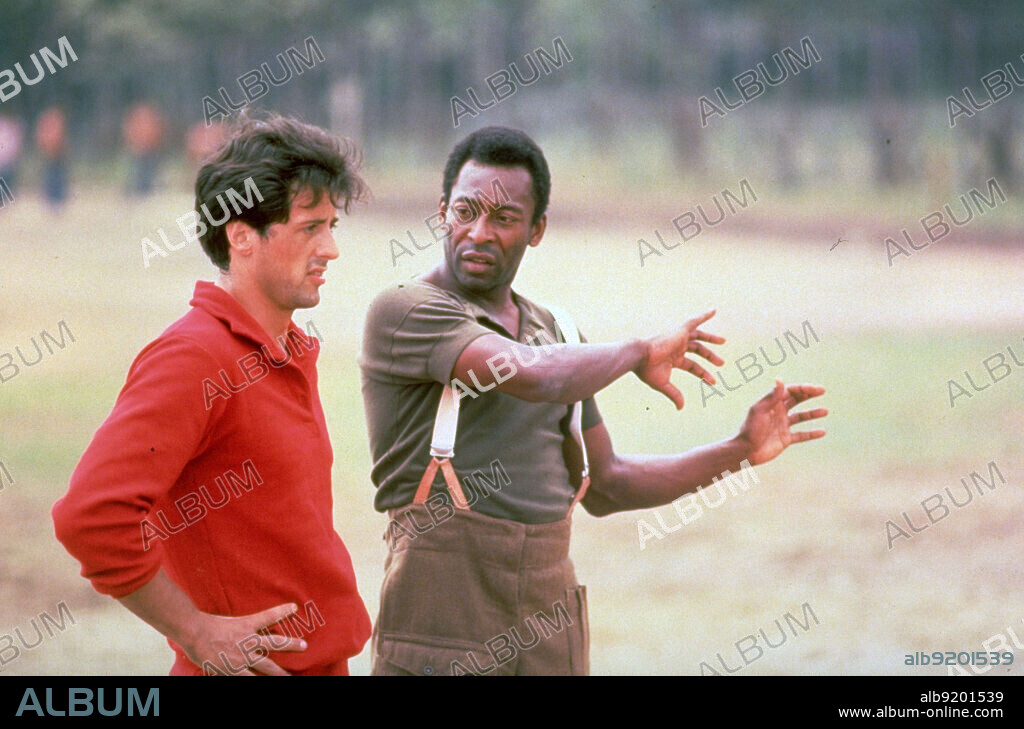 SYLVESTER STALLONE y pele en EVASIÓN O VICTORIA, 1981 (VICTORY), dirigida por JOHN HUSTON. Copyright LORIMAR/PARAMOUNT.
