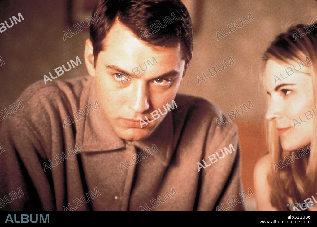 JENNIFER JASON LEIGH und JUDE LAW in EXISTENZ, 1999, unter der Regie von DAVID CRONENBERG. Copyright ALLIANCE ATLANTIS FILMS.