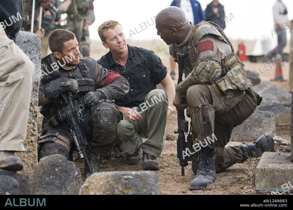 CHRISTIAN BALE, McG and TERRY CREWS in TERMINATOR SALVATION, 2009, directed by MCG. Copyright INTERMEDIA FILMS / FOREMAN, RICHARD.