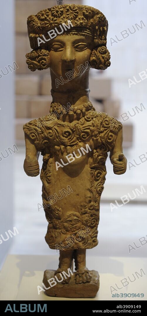 Dama de Ibiza. Siglos IV-III a. C. Terracota. Identificada con la Diosa púnica Tanit. Procedente de la Necrópolis de Puig des Molins, Ibiza (Islas Baleares). Museo Arqueológico Nacional. Madrid. España.