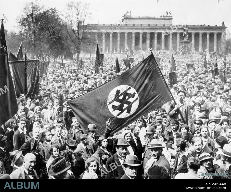 "Eiserne Front" (Vereinigung des "Reichsbanners Schwarz-Rot-Gold" mit den Gewerkschaften gegen den Nationalsozialismus, gegründet Januar 1932). Kundgebung der "Eisernen Front" im Berliner Lustgarten. Foto, 1932.