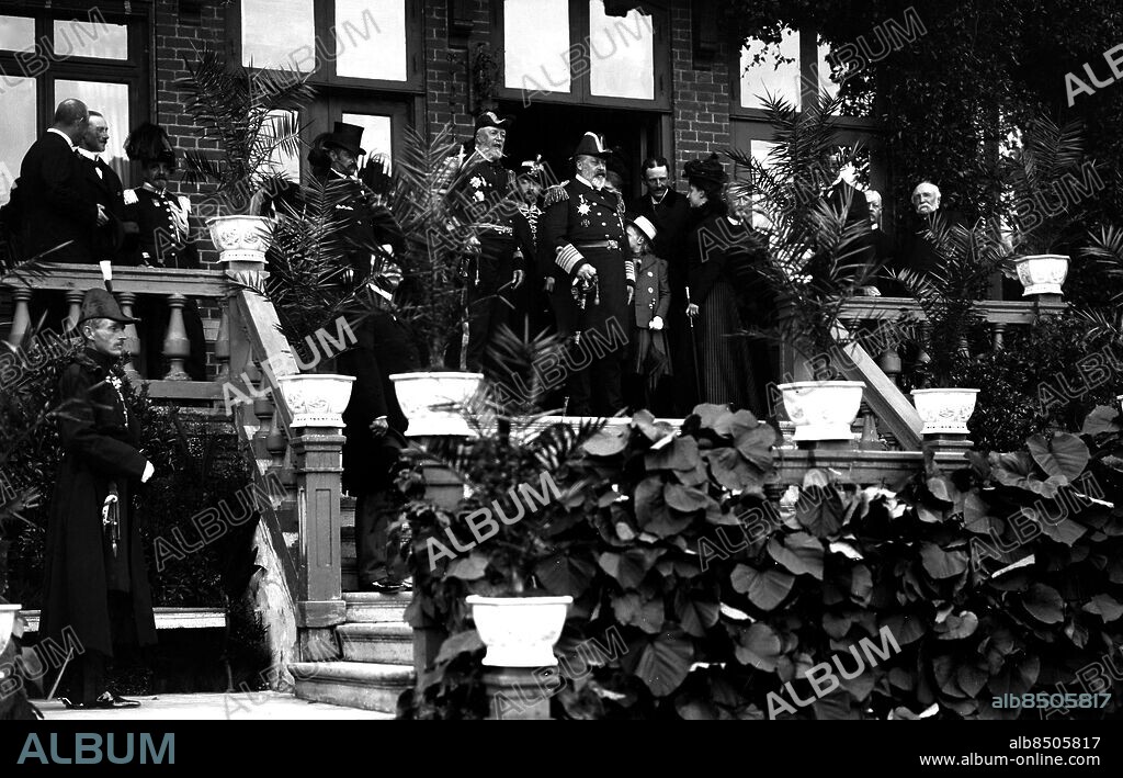 ARKIV 1905. Oscar II möter kung Edward av England på Katrineholms station. Från höger på bilden syns general Lagergren, kallad "Sven i helvete", prinsessan Ingeborg, prins Carl, prinsessan Margaretha, kung Edward och Oscar II.. Swedish king Oscar II meets king Edrward of England on the railwaystation in Katrineholm. Among them who wish the english king welcome to Sweden are princess Ingeborg, prince Carl and princess Margaretha.. Foto: TT Historical/1900. SCANPIX SWEDEN.