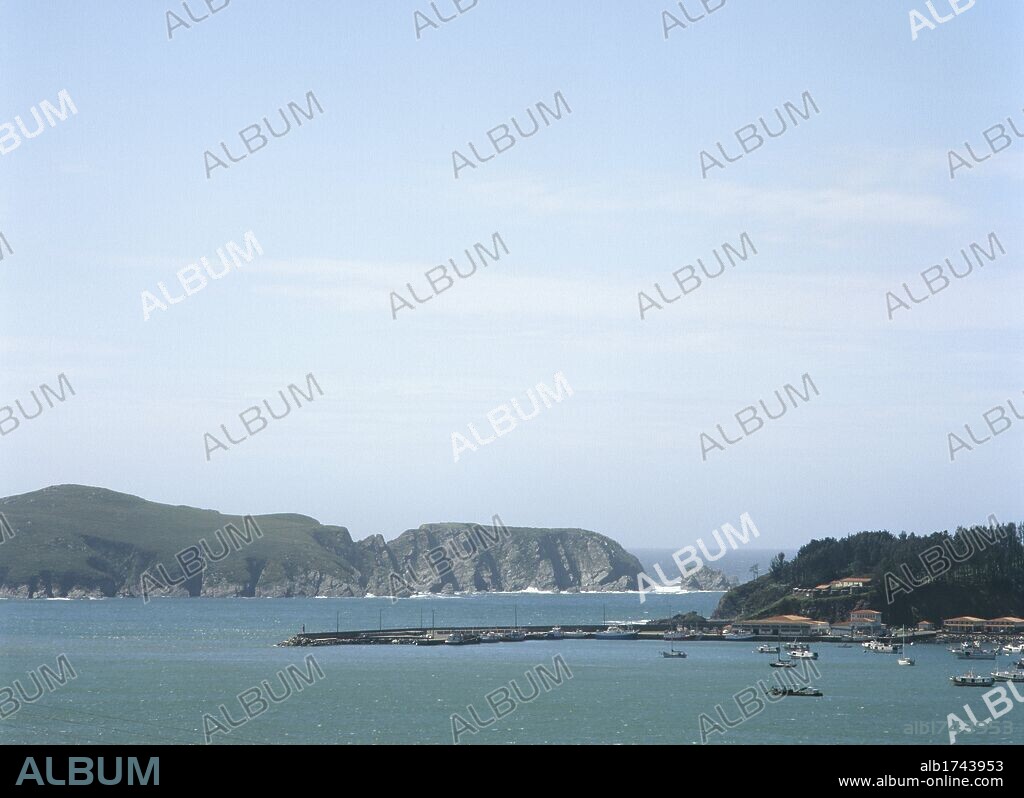 GALICIA. CEDEIRA. Panorámica de la RIA DE CEDEIRA y del puerto de la población. Rías Altas. Provincia de A Coruña. España.