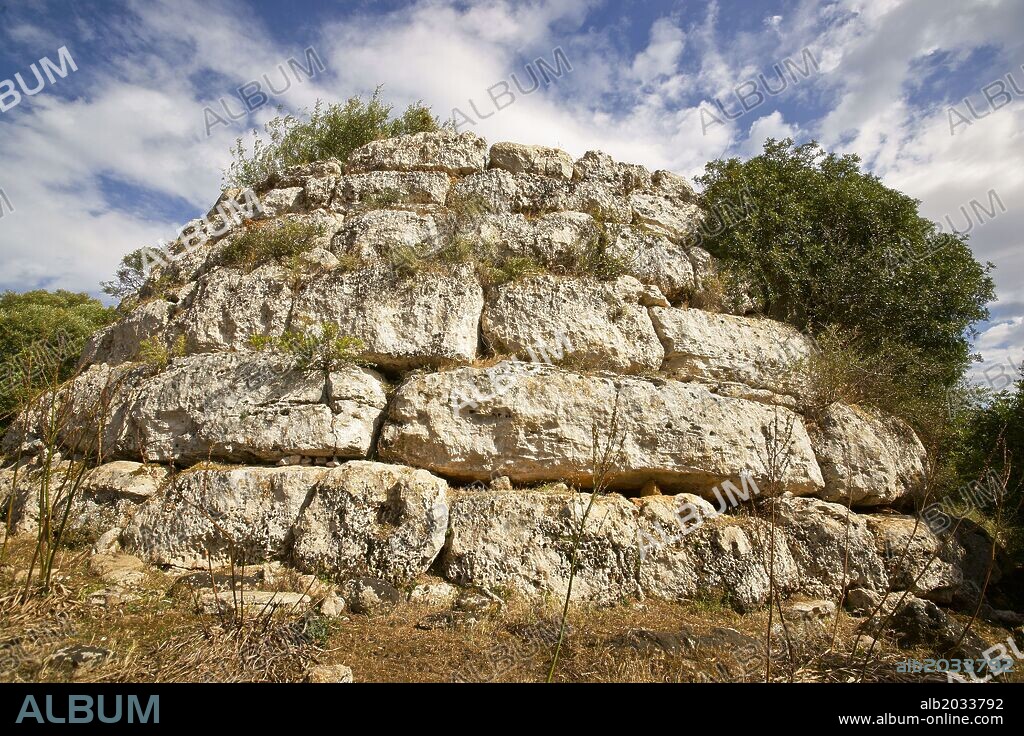Talaiot circular de Sa Clova des Xot.Yacimiento arqueologico de Sa Canova de Morell.Artà.Mallorca.Islas Baleares. España.