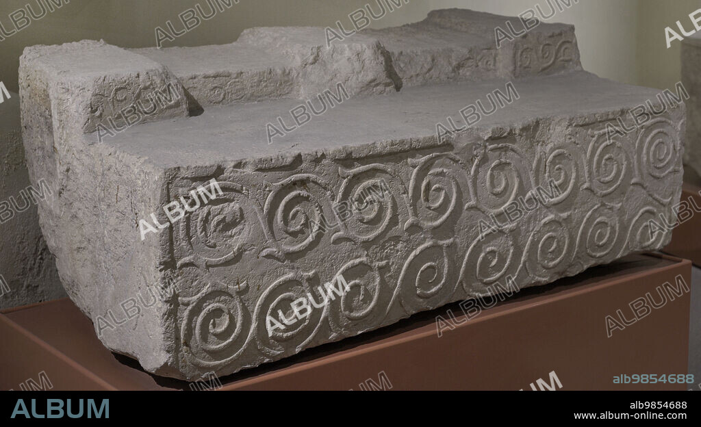 Período Neolítico. Edad de los Templos (3600 al 2500 a.C.). Complejo del Templo de Tarxien. Malta. Construido en honor a una diosa madre de la fertilidad. Fragmento arquitectónico decorado con relieves ornamentales en forma de cenefa. Museo Nacional de Arqueología. La Valeta. Malta.