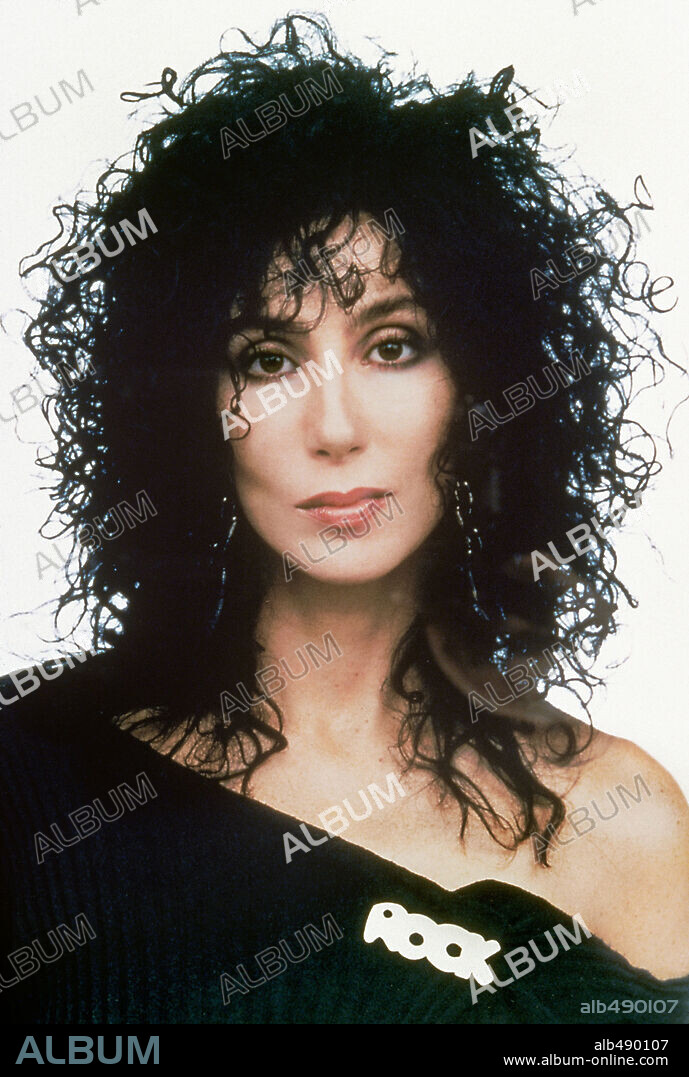 CHER en HECHIZO DE LUNA, 1987 (MOONSTRUCK), dirigida por NORMAN JEWISON. Copyright M.G.M.