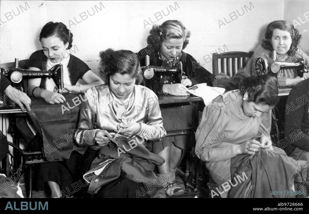 1938. Mujeres Madrileñas Trabajando activamente en la confección de Prendas de abrigo para los Soldados Republicanos.