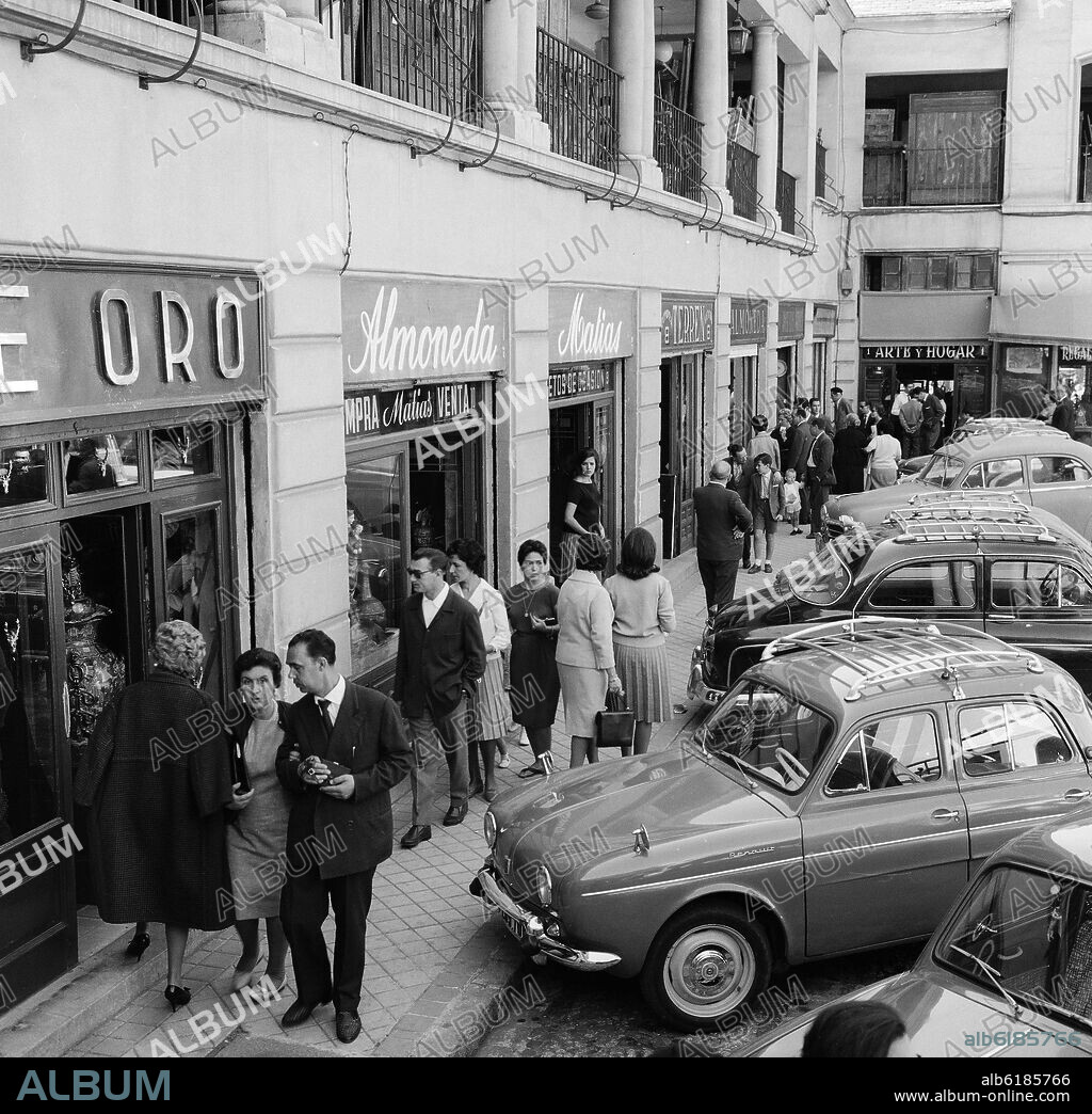 TIENDAS DE ANTIGÜEDADES EN EL RASTRO DE MADRID - FOTOGRAFIA EN BLANCO Y NEGRO - AÑOS 50.