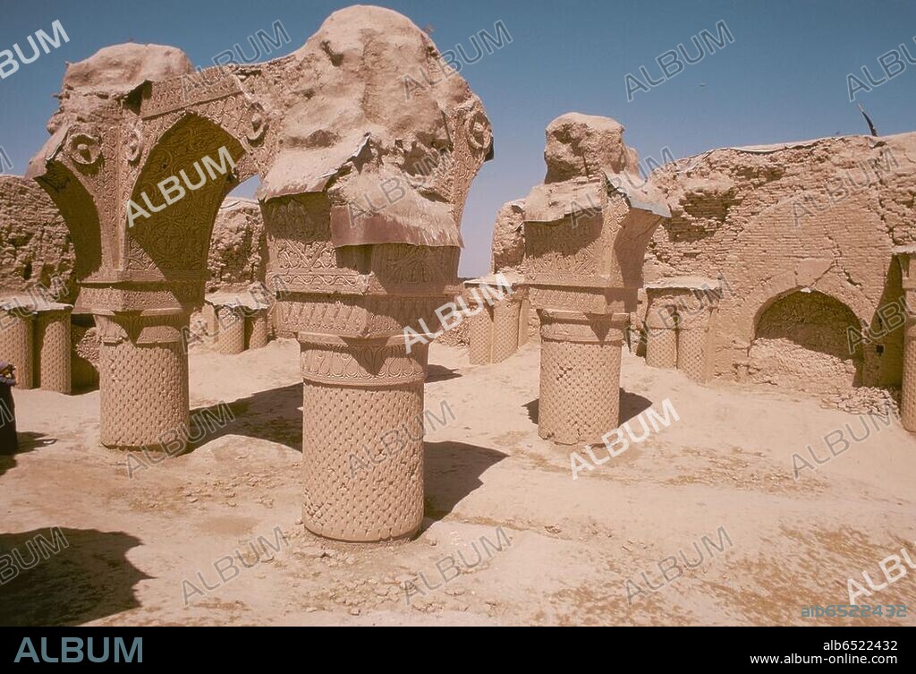 Balch/Balkh (Provinz Balch, nördliches Afghanistan; in der Antike als Baktra Haupstadt von Baktrien). Ruinenfeld der durch die Mongolen unter Dschingis Khan zerstörten alten Stadt, No-Gumbad-Moschee / Neunkuppelmoschee / Masjid Haji Piyada (Zeit der Abbasiden, 1.Hälfte 9. Jahrhundert; Ruine mit zum Teil erhaltenen Stuckdekor). /-...