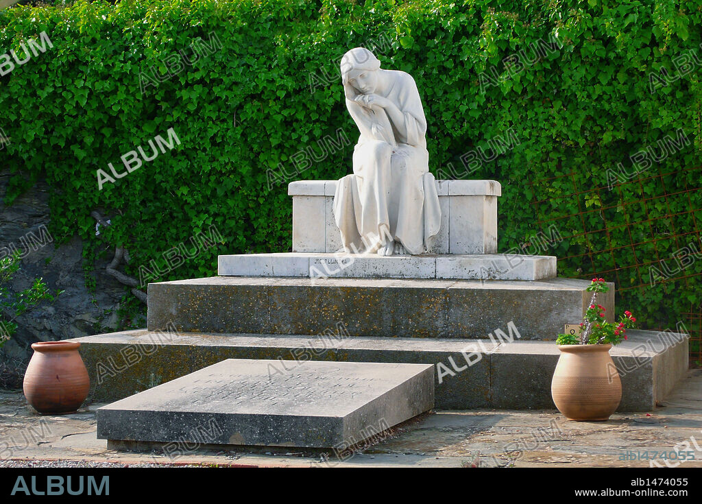 ARTE SIGLO XX. MODERNISMO. ESPAÑA. JOSEP LLIMONA i BRUGUERA (Barcelona, 1864-1934). Escultor español, máximo representante de la escultura modernista. Detalle de un PANTEON con la representación de una ESCULTURA FEMENINA. CEMENTERIO DE CADAQUES. Comarca del Alt Empordà. Provincia de Girona. Cataluña.