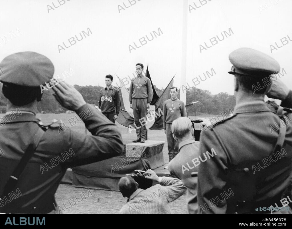 ARKIV 1948 . Wille Grut högst upp på prispallen i Modern Femkamp vid OS i London 1948. Bronsmedaljör blev svensken Gösta Gärdin. Winner Wille Grut from Sweden, at the prize ceremonin in modern pentathlon.. Foto: TT / Kod 1900.