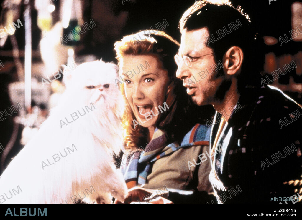 ELIZABETH PERKINS and JEFF GOLDBLUM in CATS & DOGS, 2001, directed by LAWRENCE GUTERMAN. Copyright VILLAGE ROADSHOW.