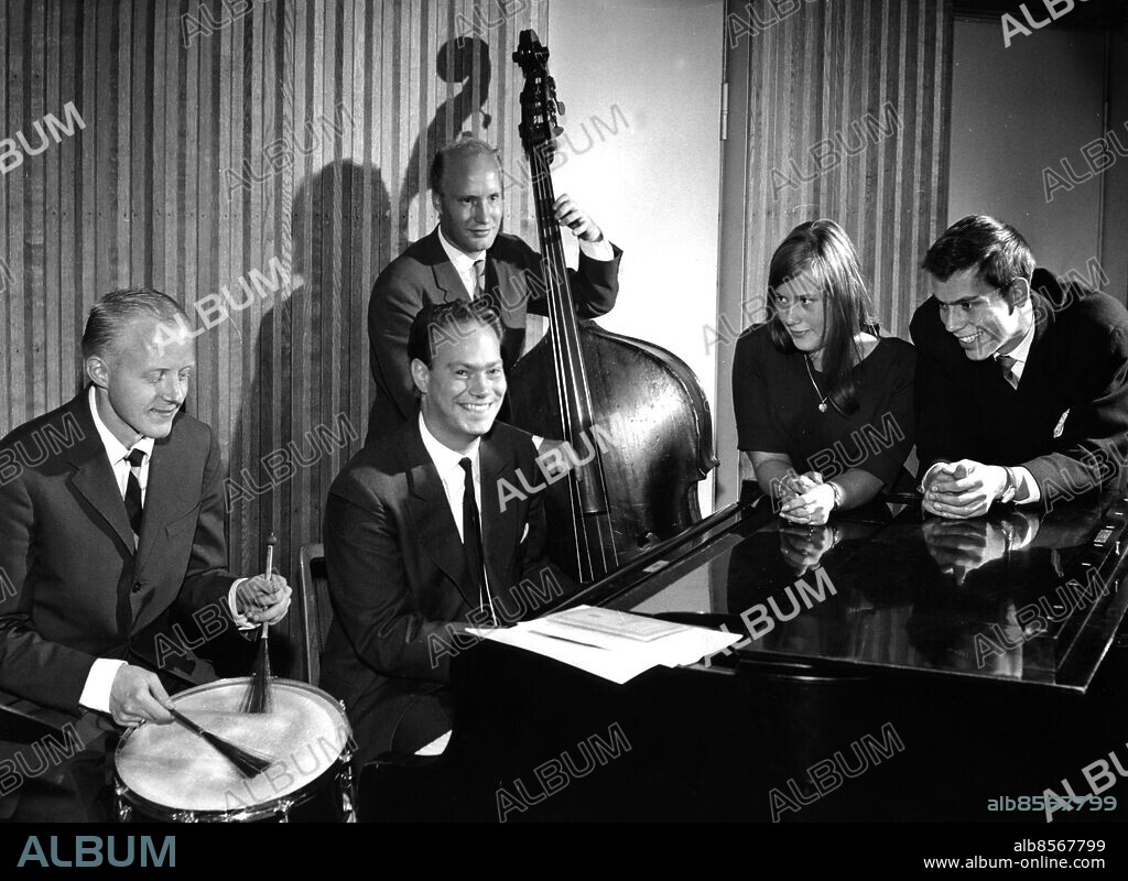 ARKIV 19590903. Conny Svensson, trummor, Bengt Hallberg flygel, Sture Nordin, bas, samt tonåringarna Katja och Olle från radioprogrammet "Vi spelar klassiskt" där olika musikstilar jämförs. Programmet, som är en serie på fem, sändes i P1 22 september 1959.. Foto: Jarl Ekenryd / SVT / Kod: 5600. RiR 15103. RiR 38/59, 5/64.