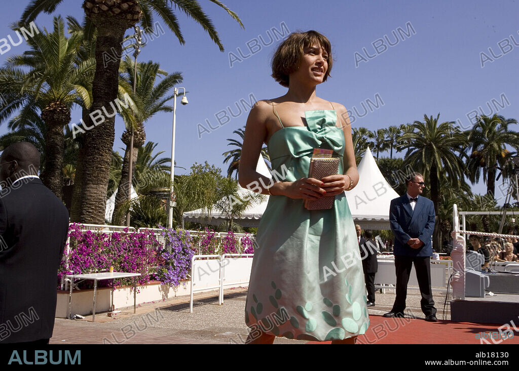 EMMA DE CAUNES en LAS VACACIONES DE MR. BEAN, 2007 (MR. BEAN'S HOLIDAY), dirigida por STEVE BENDELACK. Copyright STUDIO CANAL/UNIVERSAL FOCUS/WORKING TITLE FILMS / KEYTE, GILES.