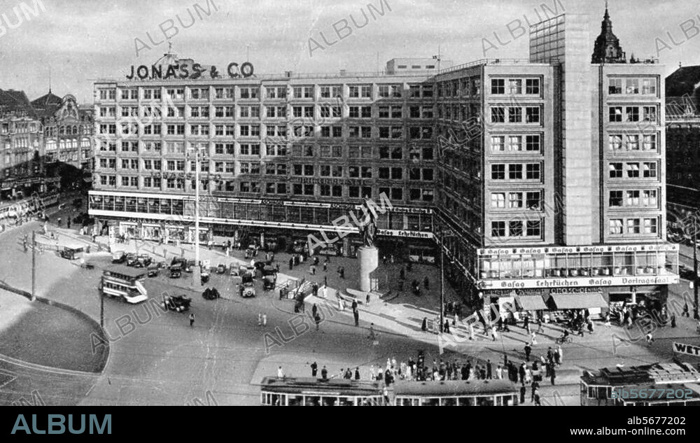 Berlin-Mitte, Alexanderplatz. Bürohaus "Alexander" (1928-31 erbaut; Arch.: Peter Behrens) mit Skulptur der "Berolina". Fotopostkarte, um 1935.
