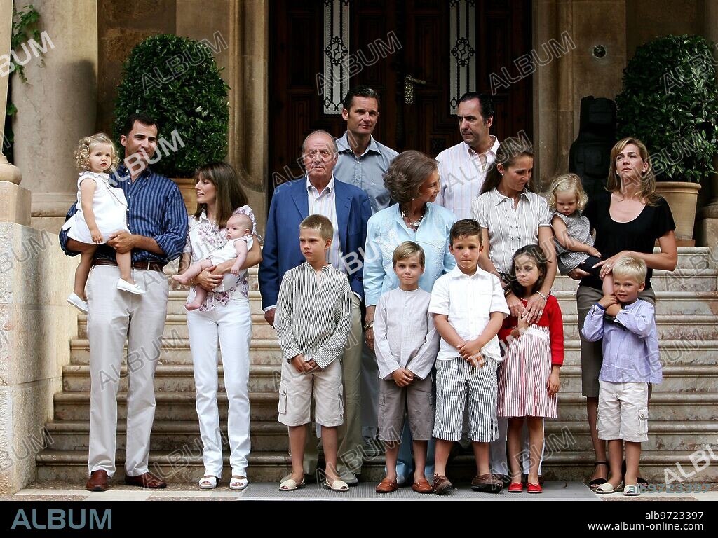 palma de mallorca,6-8-07.-foto oficial de verano de la familia real al
completo en el palacio de marivent.-foto ernesto agudo.archdc.